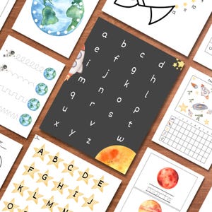 Puede incluir: Colección de imprimibles educativos con ilustraciones temáticas del espacio. Incluye páginas con el alfabeto, planetas, ejercicios de conteo y actividades de trazado. La paleta de colores incluye azules, naranjas y amarillos, con un fondo de madera.