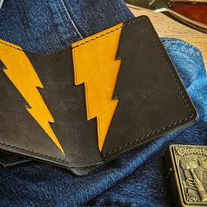Portefeuille à deux volets sur le thème BLACK ADAM, portefeuille minimaliste pliable, design de portefeuille personnalisé, portefeuille noir et jaune, portefeuille en cuir original, EDC