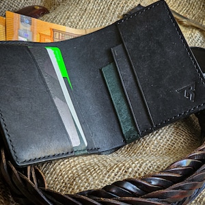 BASALT dubbele portemonnee, opvouwbare minimalistische portemonnee, originele leren portemonnee, zwarte en groene portemonnee, custom design portemonnee, EDC-portemonnee, vadercadeau