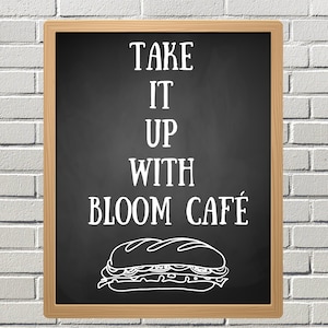 以下が含まれることがあります： 白いレンガの壁に木製の枠で囲まれた黒板が掛けられています。黒板には白いチョークで「Take it up with Bloom Cafe」と書かれており、サンドイッチの絵が描かれています。