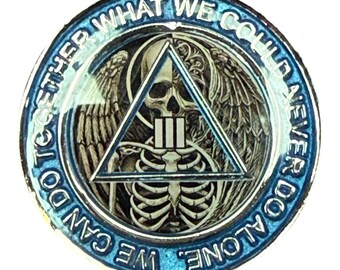 Skeleton Angel AA Medaillon Sobriety Chip mit Serenity Prayer Zurück | Schlichter Meilenstein - Resin Finish