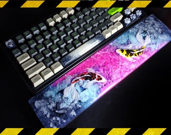 Poggiapolsi Koi Fish in resina con tonalità rosa e blu, poggiapolsi personalizzato fatto a mano, regalo di compleanno, copritasti artigianali per tastiera meccanica