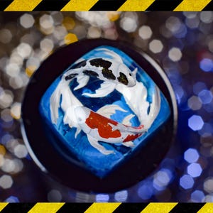 Koi Fisch Tastenkappe Kunstharz, weißer Koi Fisch mit schwarzen und roten Flecken, Geburtstagsgeschenke, süße Tastenkappen, individuelles Geschenk für Gamer
