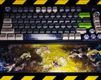 Poggiapolsi Koi Fish in resina con tonalità dominante gialla, poggiapolsi personalizzato fatto a mano, regalo di compleanno, copritasti artigianali per tastiera meccanica