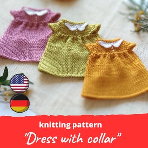 Può includere: Schema di lavoro a maglia per un vestito da bambola con colletto bianco. Il modello è disponibile in inglese e tedesco. L'abito è mostrato in tre colori: rosa, verde e giallo.