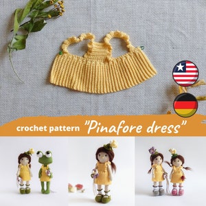 Puede incluir: Patrón de crochet para un "vestido de peto" para muñecas. El patrón está disponible en inglés y alemán. La imagen muestra un vestido de crochet amarillo, una muñeca de rana verde y dos muñecas que llevan el vestido.