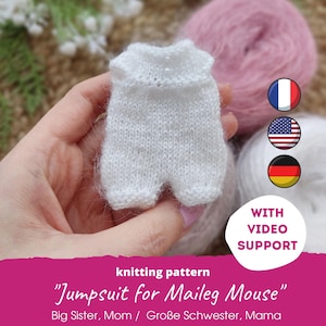 Könnte beinhalten: Weißer gestrickter Strampler für eine Maileg Mouse Puppe. Das Muster beinhaltet Video-Unterstützung und ist in Französisch, Englisch und Deutsch verfügbar.