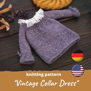 Puede incluir: Patrón de tejido para un vestido de cuello vintage. El vestido es de color morado claro con un cuello de encaje blanco. El patrón está disponible en inglés y alemán.