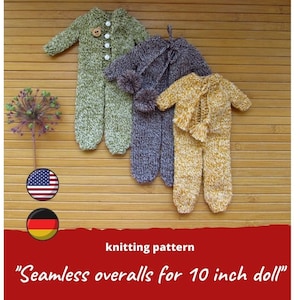 Op de afbeelding: Drie gebreide poppenoveralls in groen, grijs en geel. De groene overall heeft een houten knoopsluiting. De gele overall heeft een bijpassend jasje met kwastjes. De tekst op de afbeelding luidt "Naadloze overalls voor pop van 25,4 cm".
