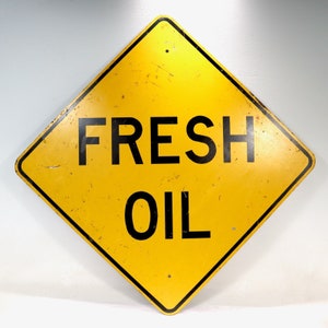 Señal de tráfico o calle de acero pintado en amarillo y negro vintage 'FRESH OIL'