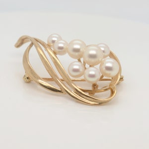 Broche ou épingle Mikimoto moderniste en or 14 carats et perle d&#39;Akoya