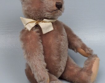 古いまたはアンティークの小さなブロンドのジョイントモヘアテディベア