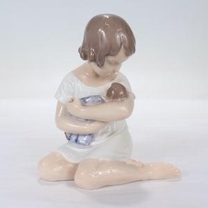 Estatueta de porcelana vintage Royal Copenhagen de menina com boneca - 1938 PC