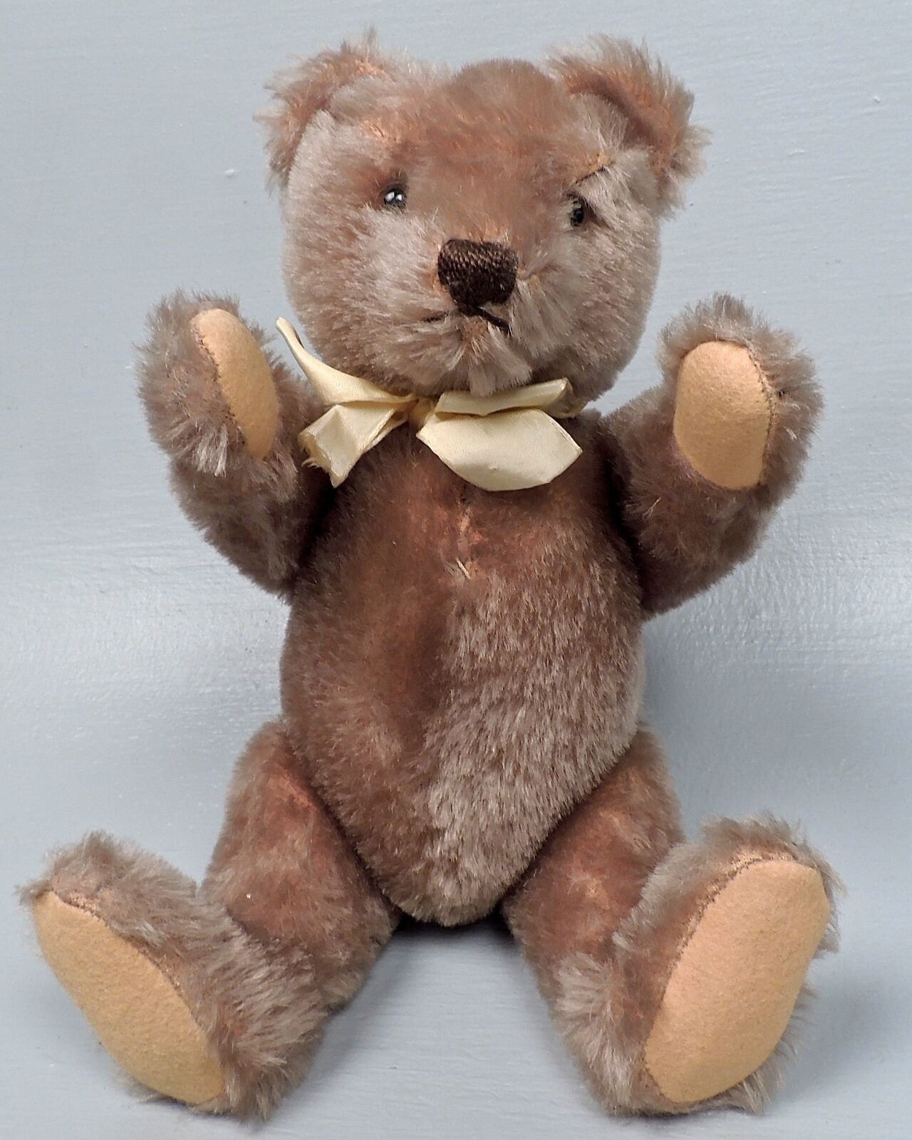 古いまたはアンティークの小さなブロンドのジョイントモヘアテディベア