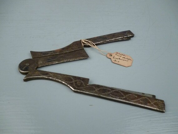 Antiker indischer Areca Nuss Eisen Hobel Cutter Messer Betel Tag von 1912 Lucknow