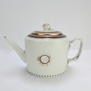 Antique Armorial 18th Century Chinese Export Porcelain Teapot - Family Crest