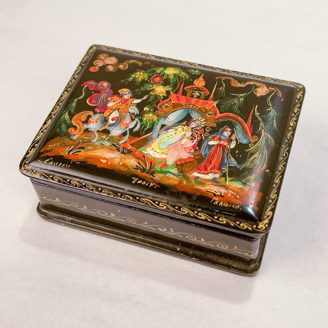 洋書 Russian Lacquered Miniatures Russian Lacquered and Painted Papier-Mache Box - The Tale of