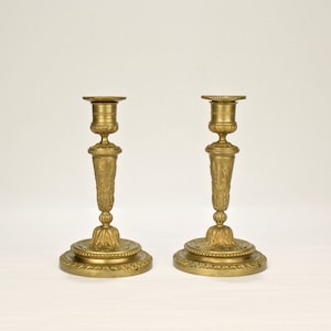 Paar alte oder antike französische vergoldete Bronze-Kerzenhalter im Louis-Seize-Stil