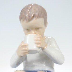 Figurine Royal Copenhagen Bing & Grondahl No.1713 "Victor" - Porcelaine - Garçon Buvant Du Lait - Neuf