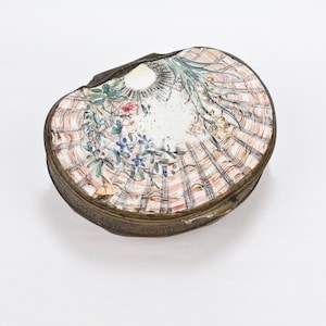 Antique 18c Chinese Cantonese Enamel Shell Form Snuff Box - Qianlong Period