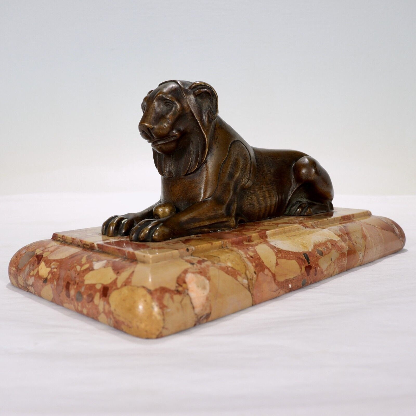 大理石の台座に置かれた古代エジプト復興ブロンズライオン彫刻 - Etsy 日本