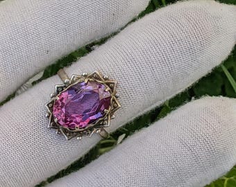 Anillo soviético antiguo de plata 875 con una piedra con efecto alejandrita (cambio de color frambuesa-azul), talla 10.