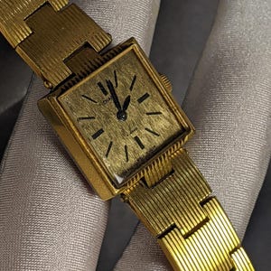 Vintage Soviet Chaika Watch, 17 Jewels, Gold Plated Case & Bracelet, USSR Women's Watch image 11