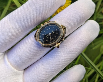 Orologio da polso vintage sovietico Chaika, placcato oro AU, 17 rubini, quadrante nero, design a filigrana.