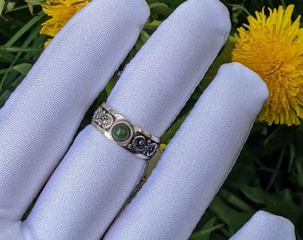 Anillo vintage de plata de ley 925 con jade, cabujón verde, adorno de filigrana, talla 7.5.