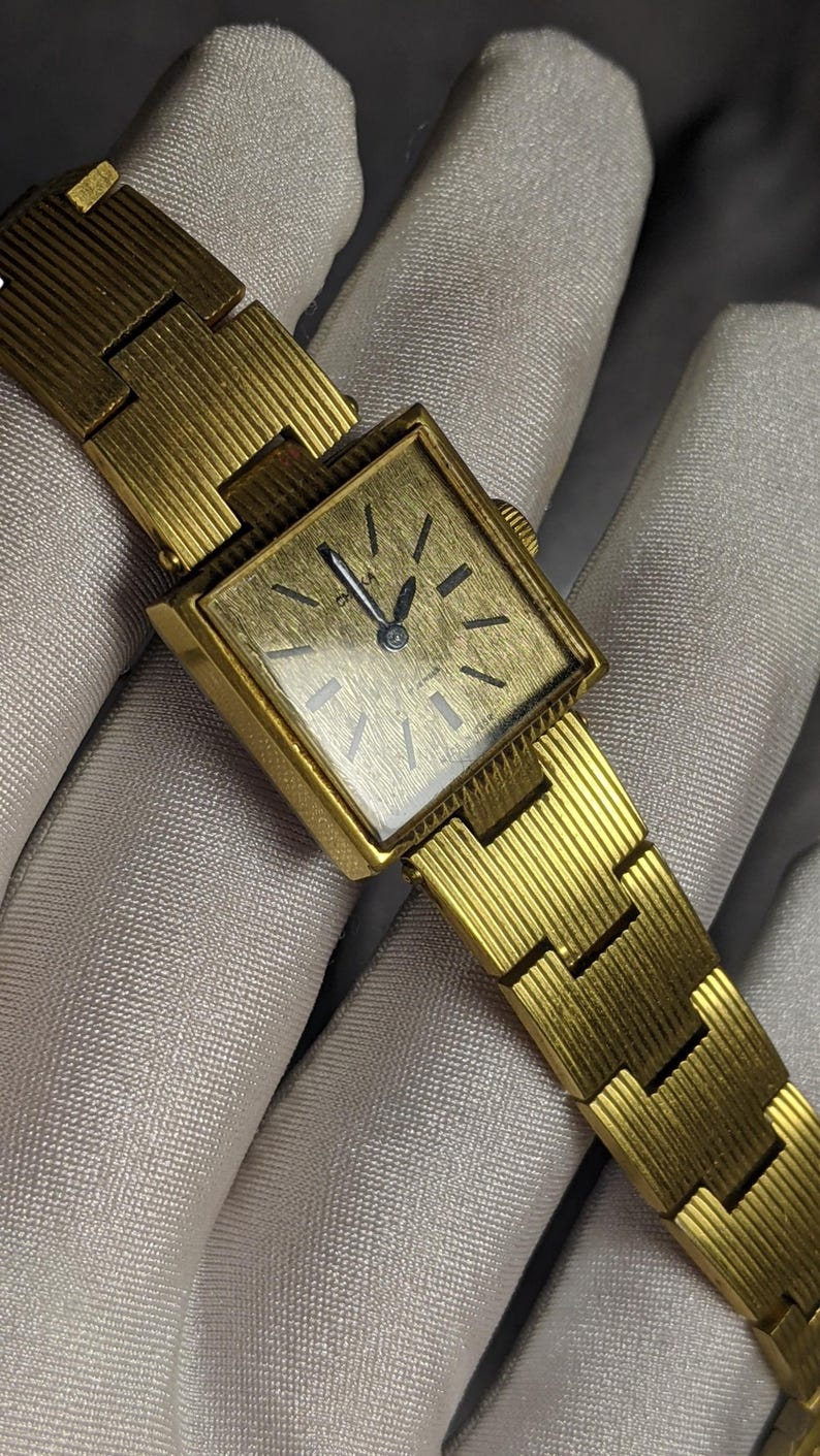 Vintage Soviet Chaika Watch, 17 Jewels, Gold Plated Case & Bracelet, USSR Women's Watch image 2