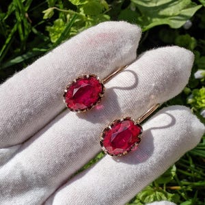 Pendientes soviéticos de plata dorada 875 con un gran rubí sintético, estilo vintage de la URSS.