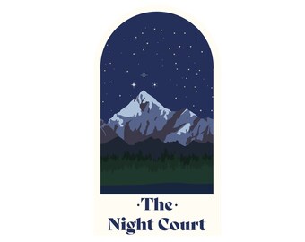 Könnte beinhalten: Eine stilisierte Illustration einer Bergkette mit einem schneebedeckten Gipfel unter einem sternenklaren Nachthimmel. Der Text "The Night Court" befindet sich unter dem Bild.