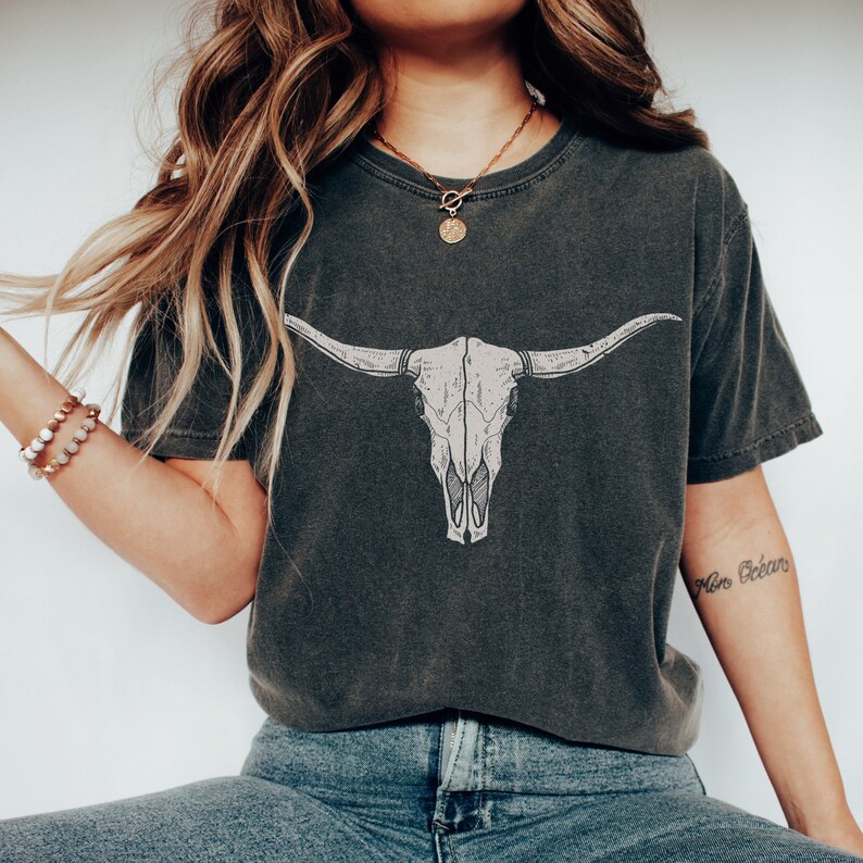 Longhorn Skull Crop Top, Vintage Western Cow Skull Shirt, Comfort Colors Tee, Rodeo Outfit, Country Concert Top, Minimal Boho Cowgirl Style bild 4