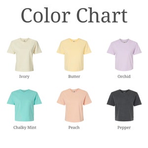 Op de afbeelding: Kleurenkaart met zes verschillende kleuren van gecropte T-shirts. De kleuren zijn Ivoor, Boter, Orchidee, Gekalkte Munt, Perzik en Peper.
