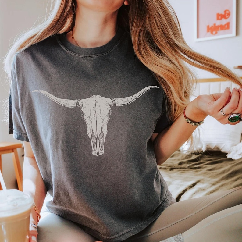 Longhorn Skull Crop Top, Vintage Western Cow Skull Shirt, Comfort Colors Tee, Rodeo Outfit, Country Concert Top, Minimal Boho Cowgirl Style bild 7