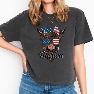 America Highland Cow Comfort Colors Crop Top, American Flag Shirt, USA T- shirt, 4th of July Shirt, Patriotic Cow Tee, Western Cropped Shirt