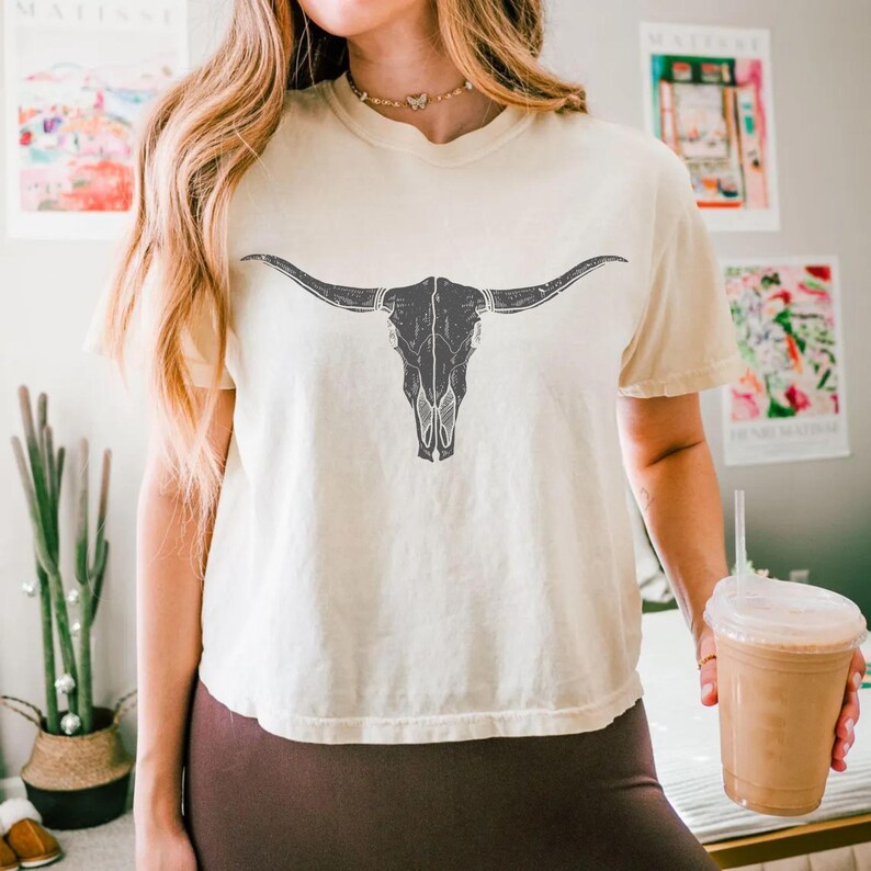 Longhorn Skull Crop Top, Vintage Western Cow Skull Shirt, Comfort Colors Tee, Rodeo Outfit, Country Concert Top, Minimal Boho Cowgirl Style bild 3