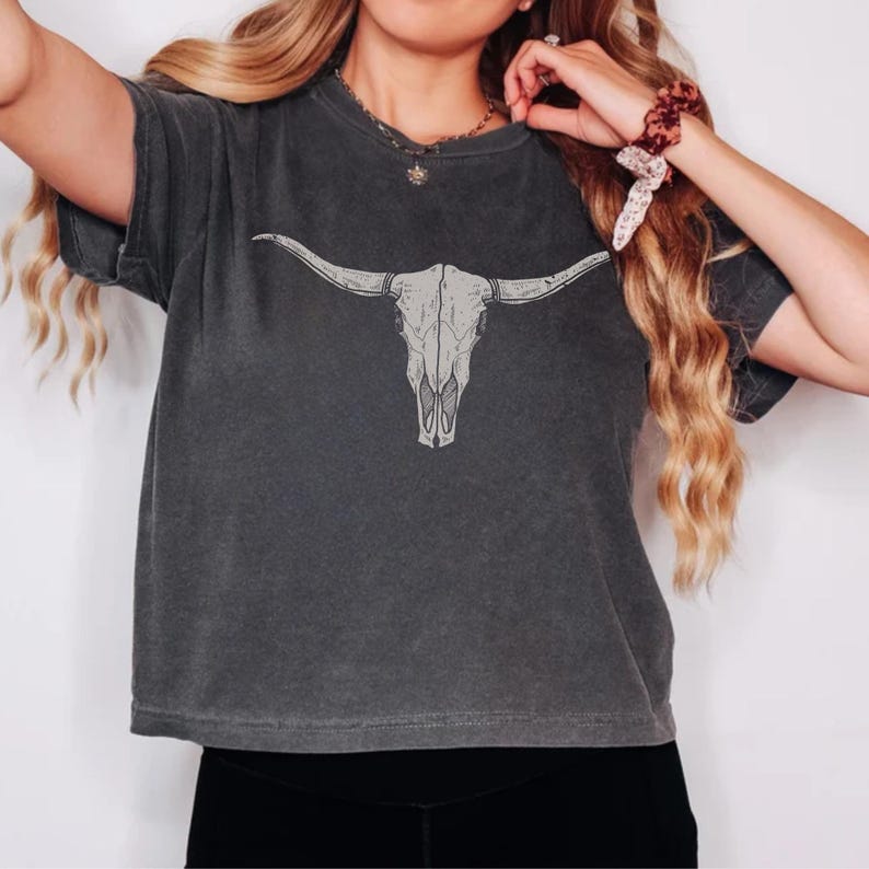 Longhorn Skull Crop Top, Vintage Western Cow Skull Shirt, Comfort Colors Tee, Rodeo Outfit, Country Concert Top, Minimal Boho Cowgirl Style bild 1