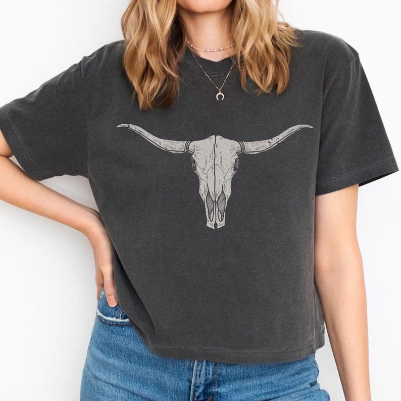 Longhorn Skull Crop Top, Vintage Western Cow Skull Shirt, Comfort Colors Tee, Rodeo Outfit, Country Concert Top, Minimal Boho Cowgirl Style bild 2
