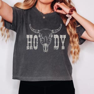 Cowgirl Graphic Shirt, Western Skull Comfort Colors Crop Top, Country Concert Outfit, Rodeo Shirt for Women, Vintage Summer Tee