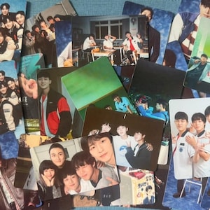 Puede incluir: Un conjunto de tarjetas fotográficas rectangulares con grupos de jóvenes. Las tarjetas muestran varias fotos de grupo, incluyendo entornos informales y uniformes escolares. La paleta de colores es diversa.