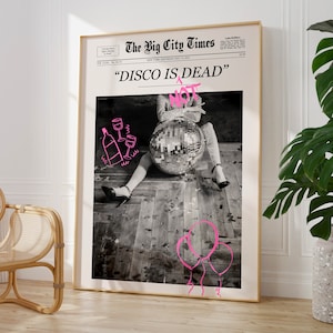 Plakat na pierwszą stronę gazety Pastel Pink Disco Is Not Dead, Retro Fashion Disco Ball Print, Modne nagłówki wiadomości na ścianie, Wystrój akademika