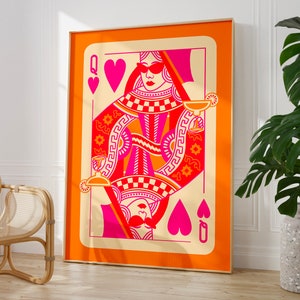 Poster con carta da gioco Queen of Hearts, arte murale massimalista, stampa rosa e arancione, decorazione per camera da letto per ragazze adolescenti o dormitorio universitario in stile preppy