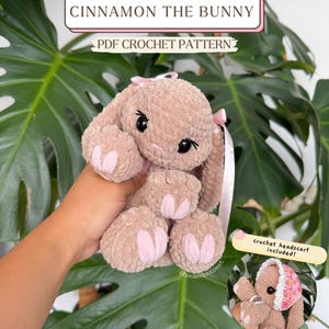Puede incluir: Un juguete de conejo de ganchillo marrón claro con orejas largas, ojos de seguridad negros y detalles rosa claro en las patas. El texto dice CINNAMON THE BUNNY PDF CROCHET PATTERN. Un recuadro pequeño muestra al conejo con un pañuelo de ganchillo.