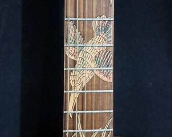 ハンドメイドアコースティックギター：鳥のモチーフの彫刻が施された