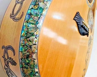 Guitarra acústica jumbo hecha a mano: motivo de león, abeto de Alaska y caoba