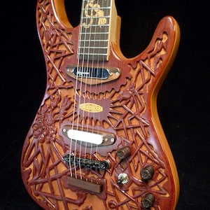 Handgemaakte Keltische elektrische gitaar: gesneden mahonie, Seymour Duncan-pickups
