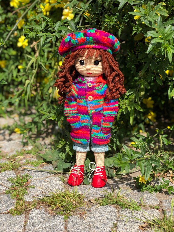 Muñeca amigurumi de chica pelirroja de ciudad con chaqueta, gorro - Main Image