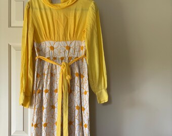 Vestido largo vintage de los años 60 y 70, amarillo, de manga larga con flores bordadas.