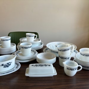 Corelle Blue Onion Old Town Blue Flower Pattern Dinnerware Vintage Dish Set Pyrex Milk Glass Retro 1970s